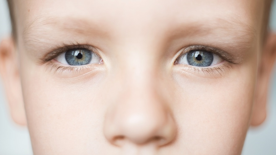 Nahaufnahme des Gesicht eines Jungen mit grünen Augen Nahaufnahme des Gesicht eines Jungen mit grünen Augen